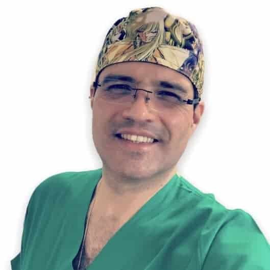 Cirujano plástico Dr. Guihovany García en consulta médica en clínica estética.